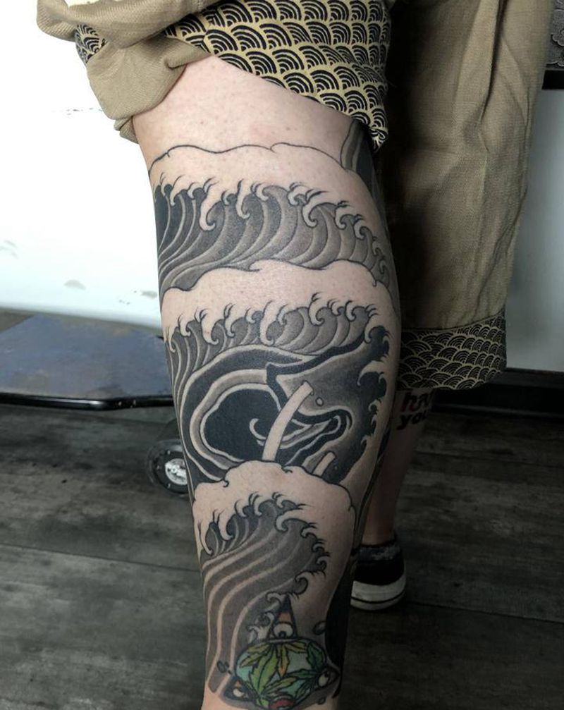 小腿浪纹身图片_腿部老传统浪纹身图案