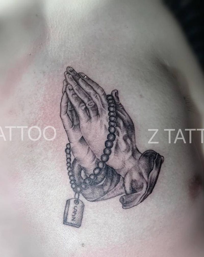 写实祈祷之手纹身图片_胸部手臂欧美写实祈祷之手纹身图案