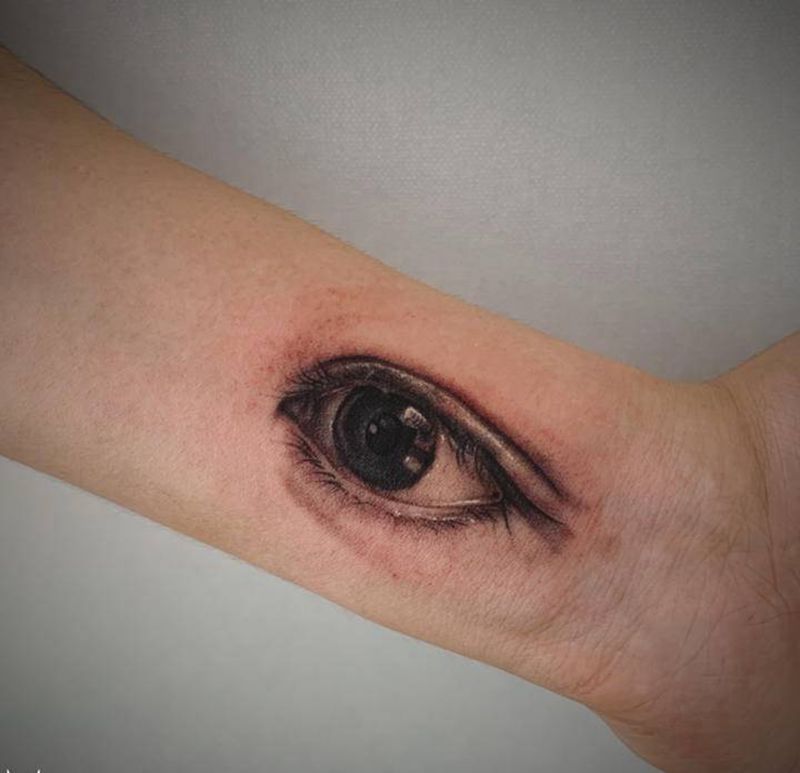 另一半的眼，走哪跟哪纹身图片_手臂欧美写实纹身图案