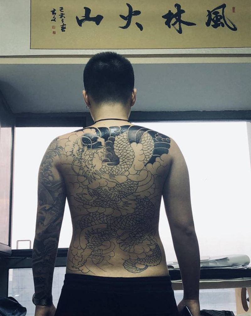 日式龙满背纹身图片_背部老传统日式龙纹身图案
