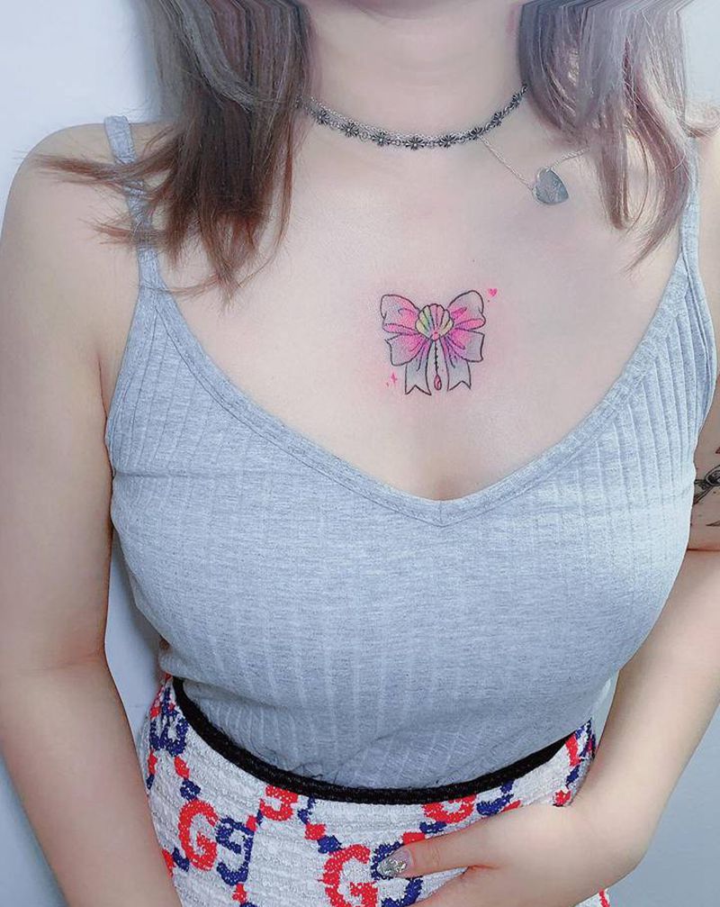 胸口蝴蝶结纹身图片_胸部New School纹身图案