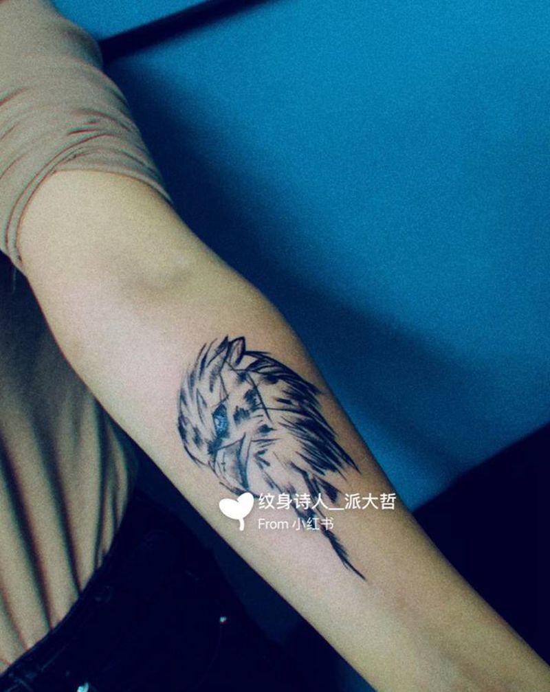 小臂内侧老鹰纹身图片_手臂水墨老鹰纹身图案