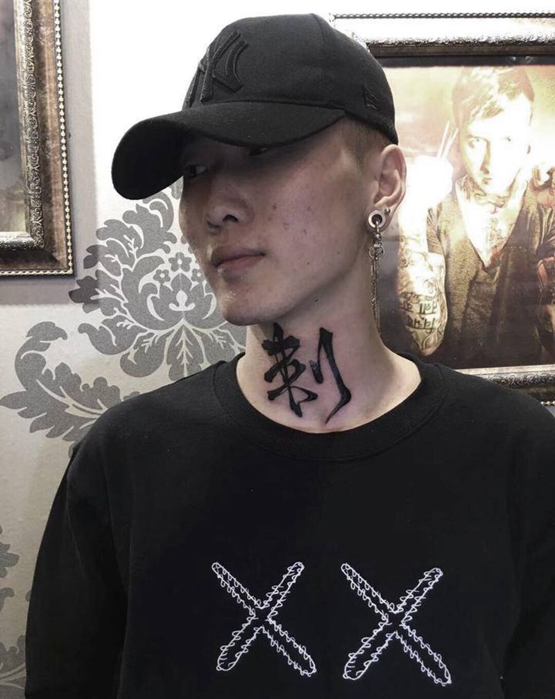 刺纹身图片_颈部纹身图案
