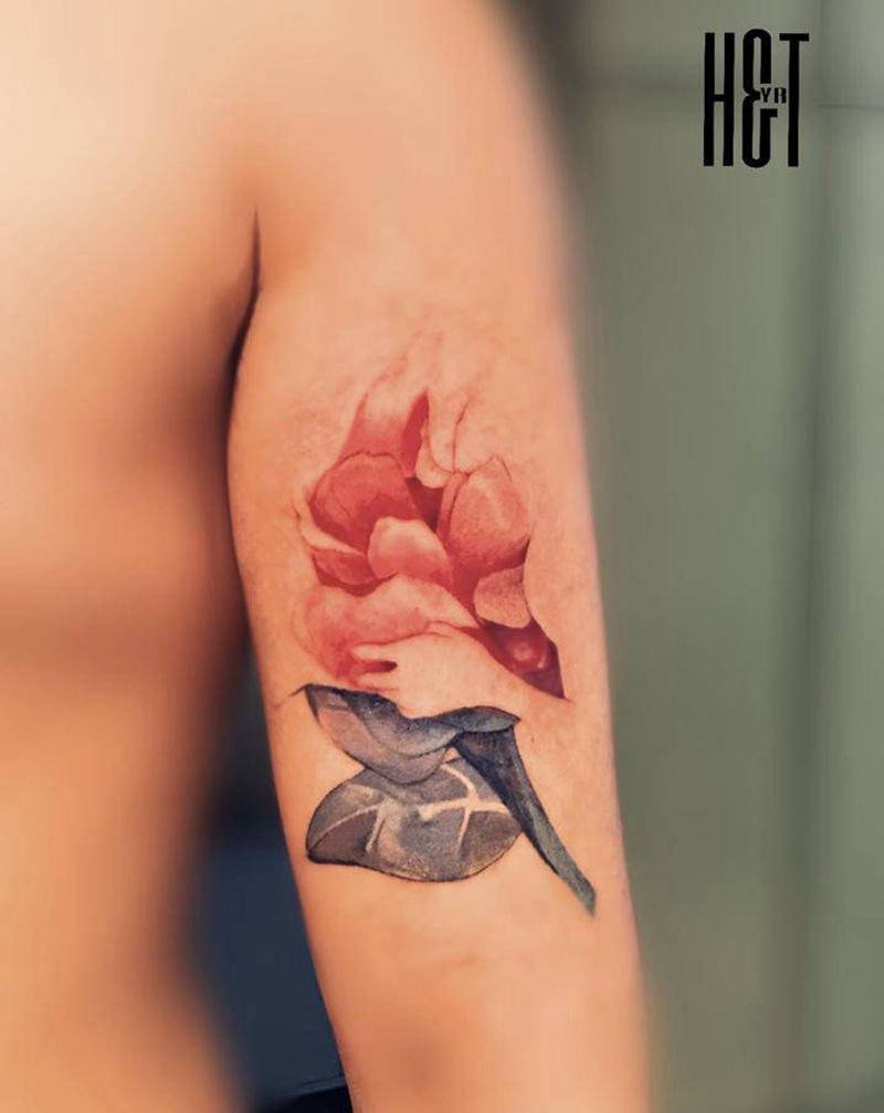 未完成水彩插画纹身图片_手臂水彩花美女纹身图案