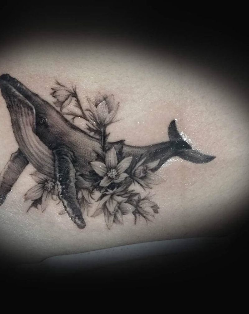 小鲸鱼纹身图片_腹部写实纹身图案