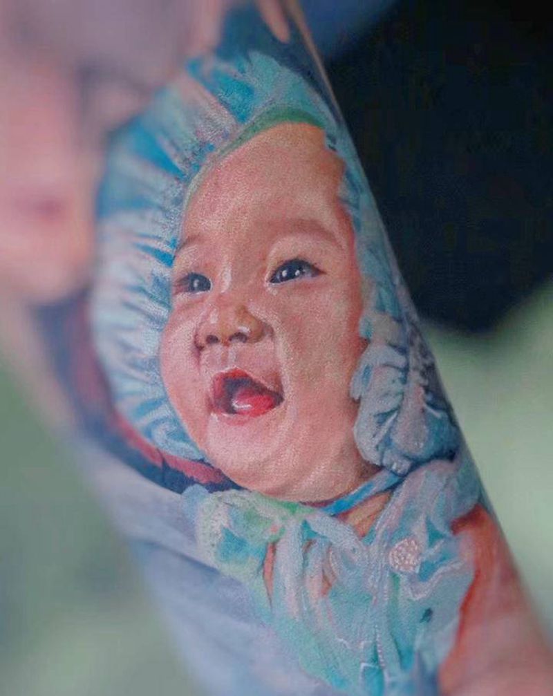 宝宝肖像纹身图片_手臂欧美写实纹身图案