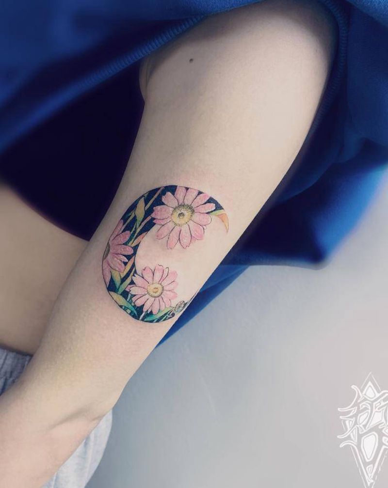 大臂外侧彩色小雏菊纹身纹身图片_手臂花雏菊纹身图案