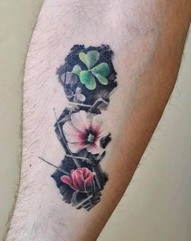 四叶草学府凯德广场纹身图片_手臂肩部纹身图案