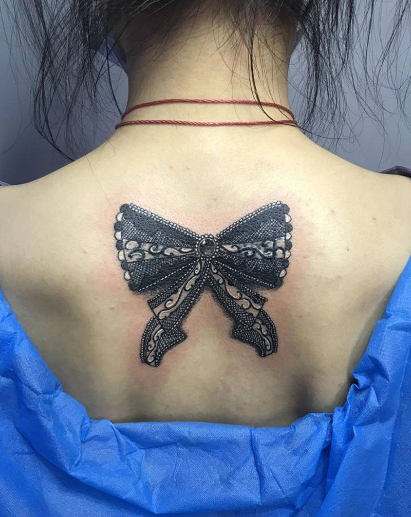 蕾丝蝴蝶结纹身图片_背部纹身图案