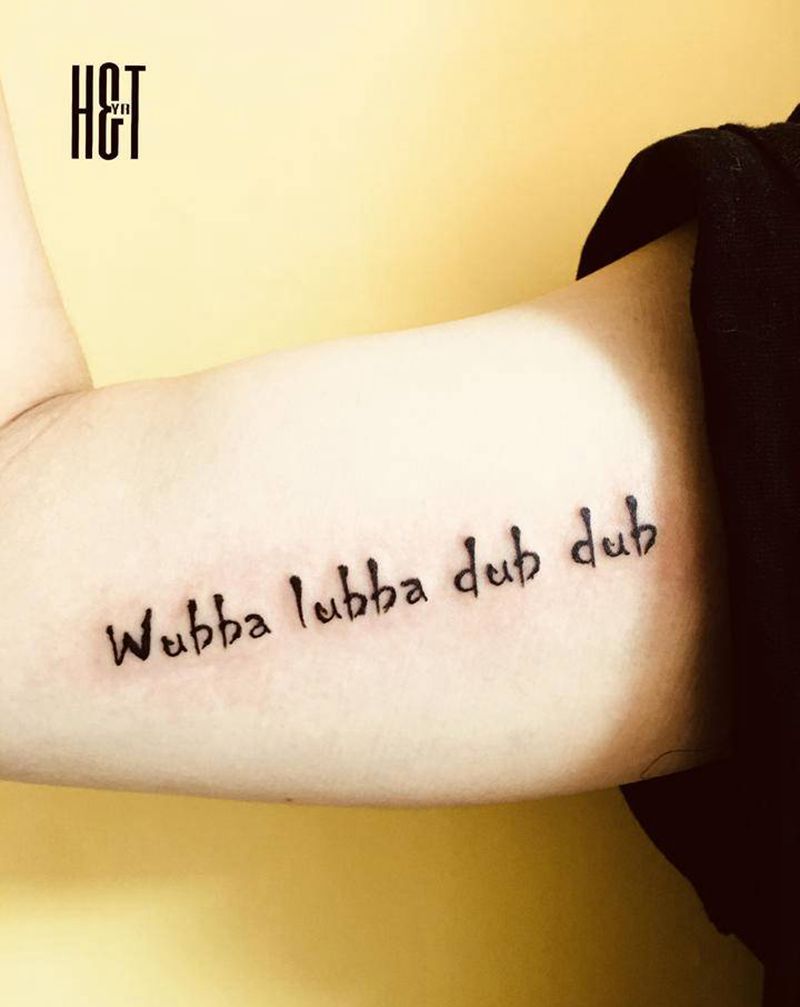 打字员上线纹身图片_手臂New School英文纹身图案