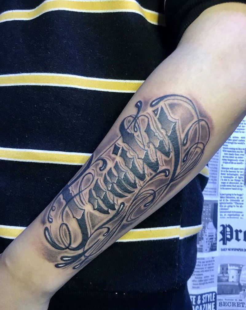 Family纹身图片_手臂花体字纹身图案