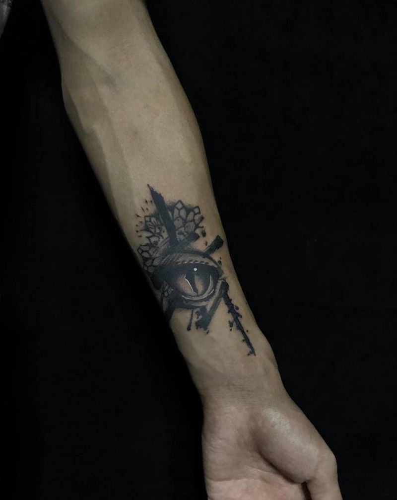 鳄鱼眼纹身图片_手臂纹身图案