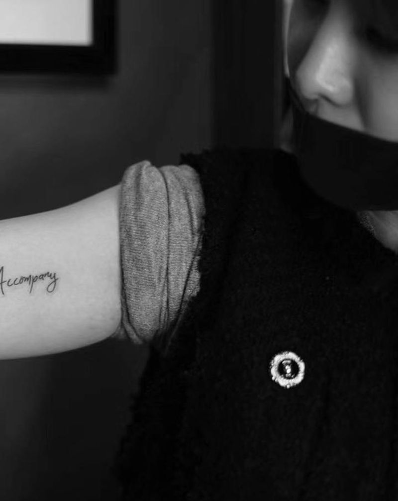 字母小图纹身图片_手臂花体字字母花体字纹身图案