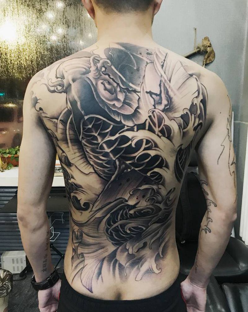 鲤鱼纹身图片_背部新传统纹身图案