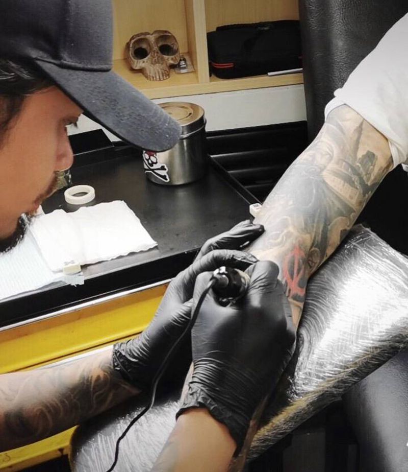 欧美小丑纹身图片_手臂欧美写实小丑 V字纹身图案