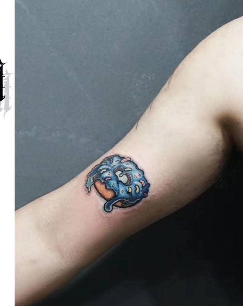 甜甜圈纹身图片_手臂New School甜甜圈纹身图案