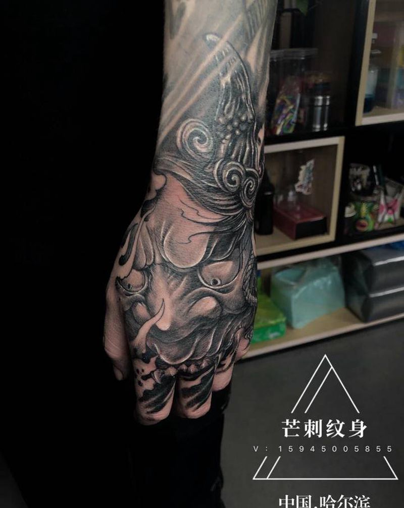 般若纹身图片_手部新传统纹身图案