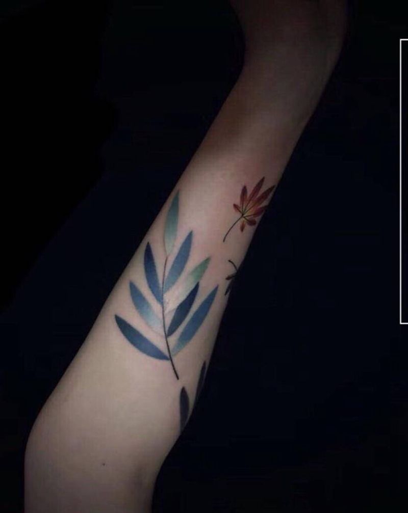 永不凋零纹身图片_手臂树叶枫叶纹身图案