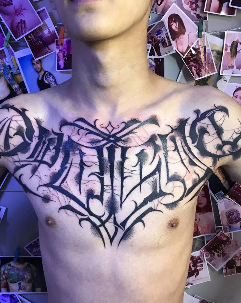花体字纹身图片_胸部花体字纹身图案