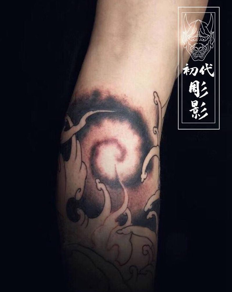 雾面纹身图片_腿部新传统漩涡云雾浪花纹身图案