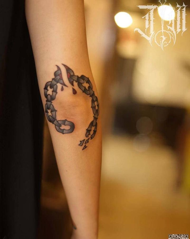 oldschool链条纹身图片_手臂Old School链条手肘花臂纹身图案