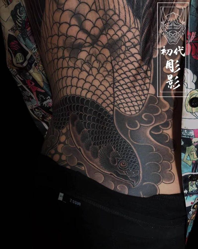 老传统纹身图片_背部老传统鹰纹身图案