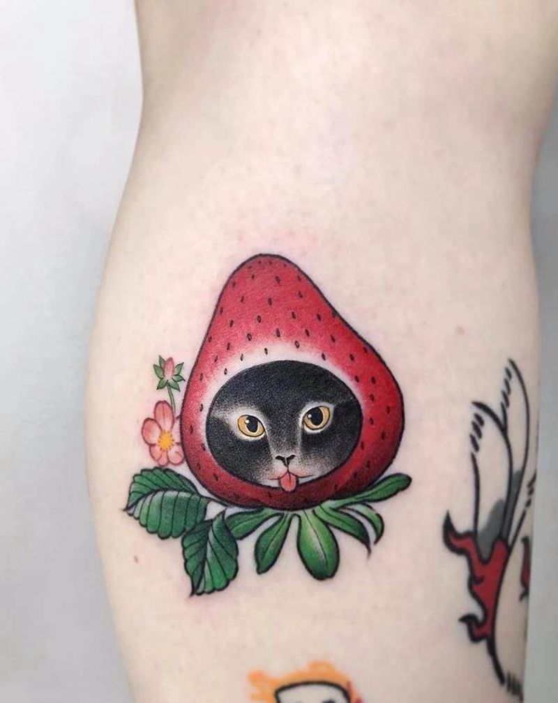 小清新纹身图片_手臂猫草莓纹身图案