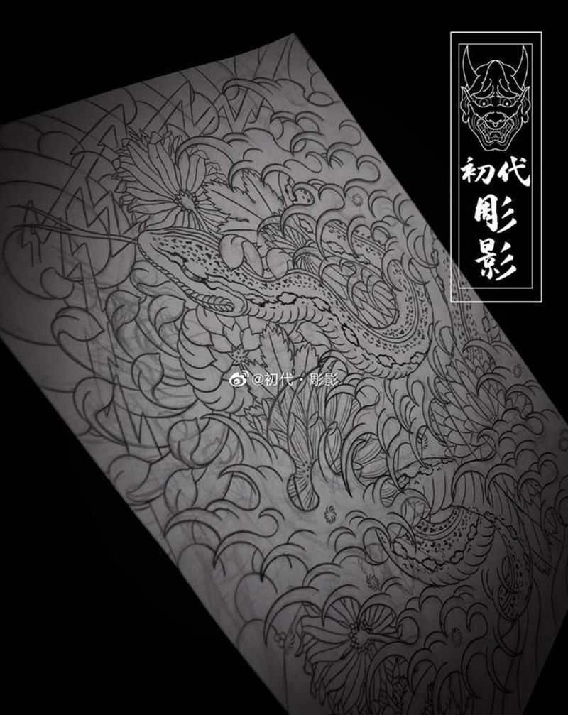 蛇纹身图片_老传统蛇菊花纹身图案