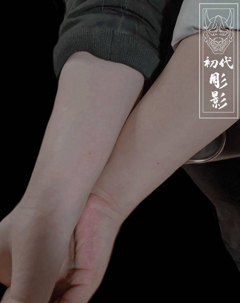 朱砂痣纹身图片_手臂点刺朱砂痣纹身图案