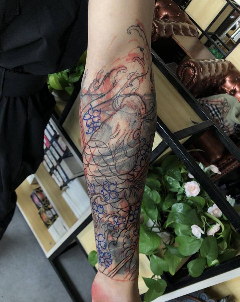 小臂遮盖鲤鱼纹身图片_手臂新传统鱼鲤鱼纹身图案