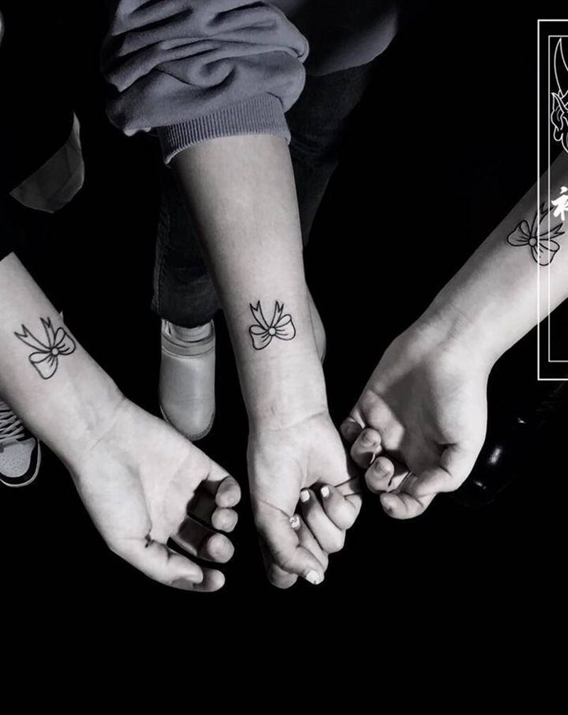 蝴蝶结纹身图片_手臂纹身图案