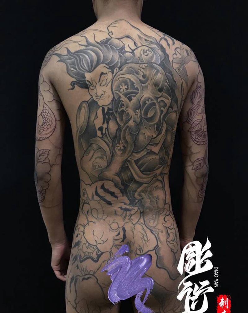 武松打虎纹身图片_背部新传统纹身图案