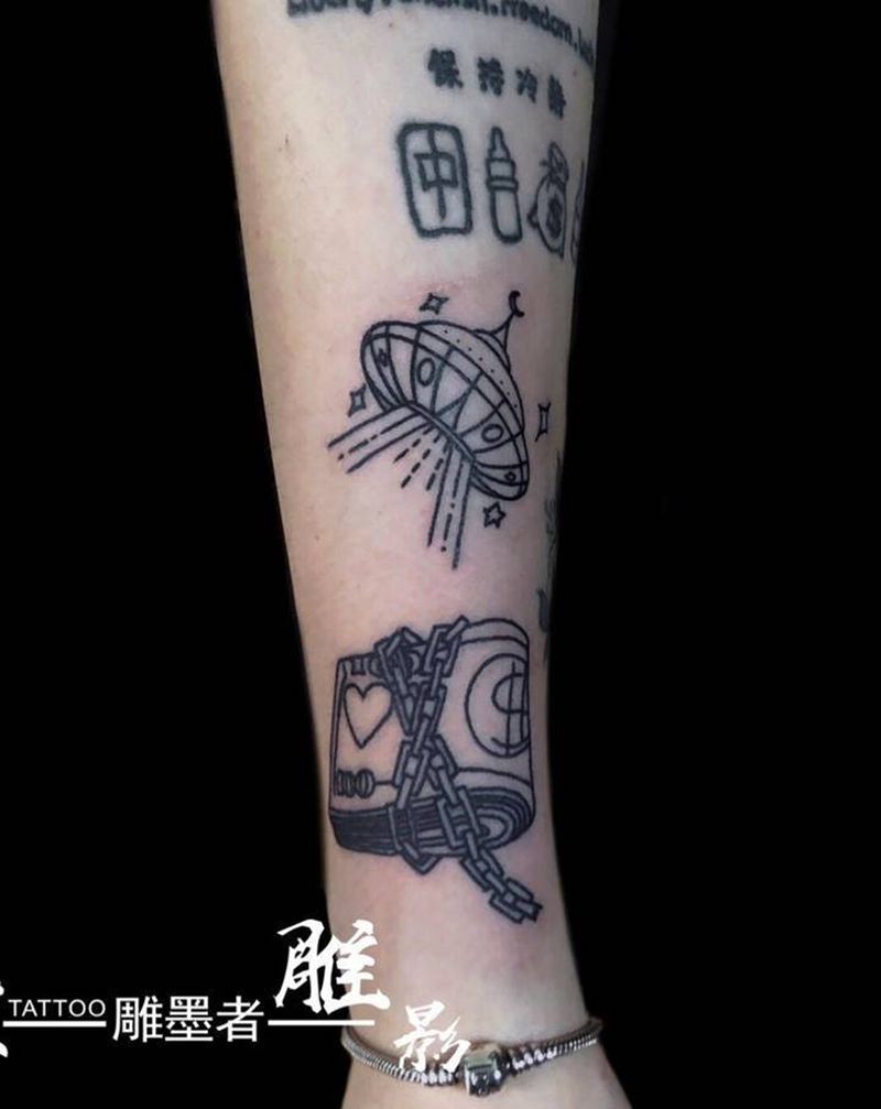 飞船 钞票纹身图片_手臂几何纹身图案