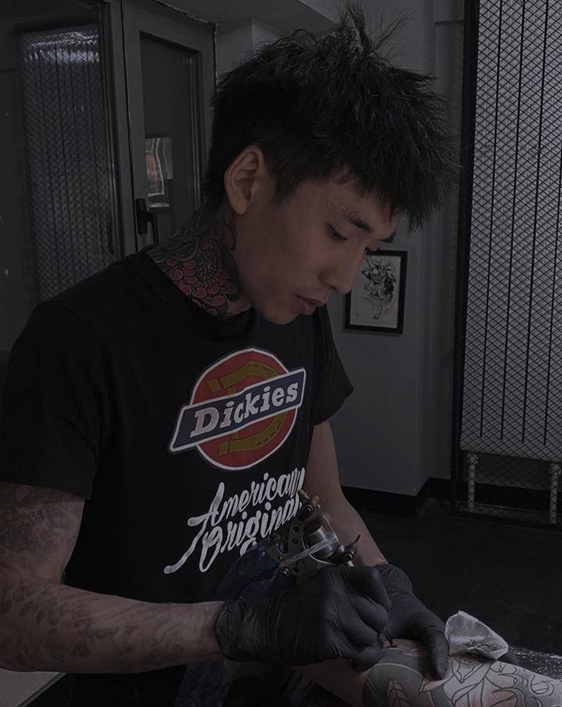 日式传统纹身图片_手臂老传统鲤鱼荷花水浪纹身图案