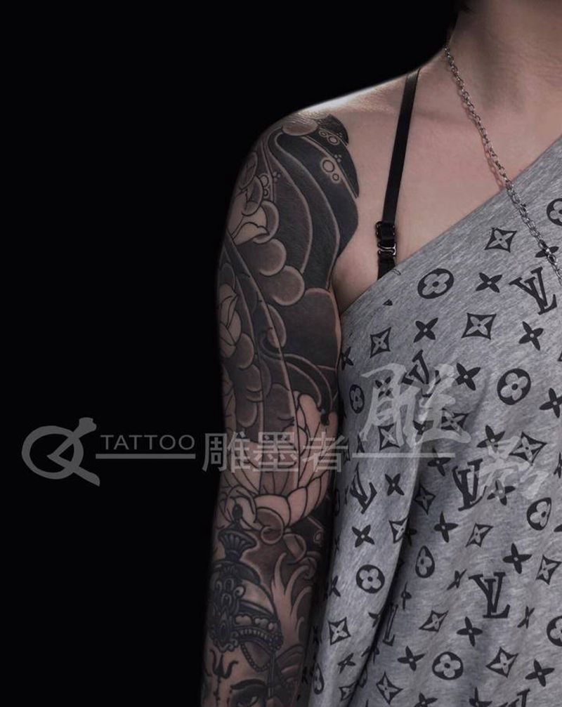 日式传统接大臂纹身图片_手臂老传统荷花老传统日式传统纹身图案