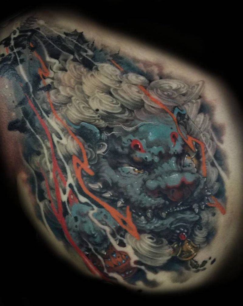 胸部彩色唐狮纹身图片_新传统纹身图案