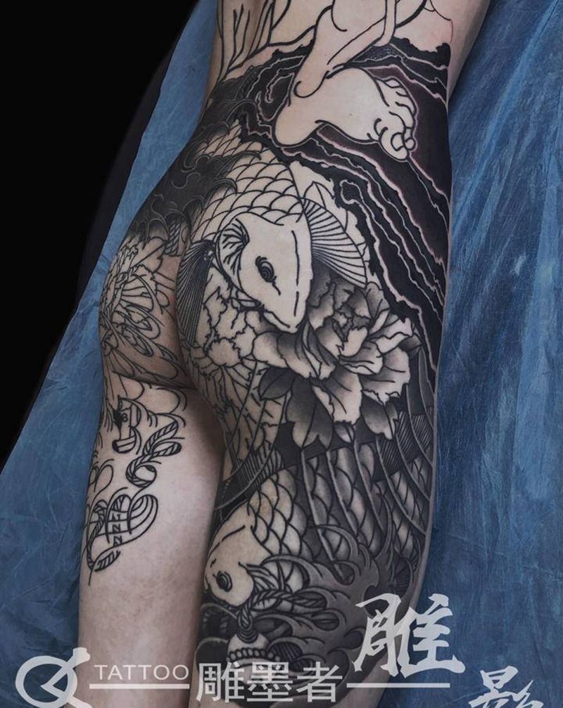 日式满背纹身图片_背部老传统张顺破水门鲤鱼牡丹纹身图案