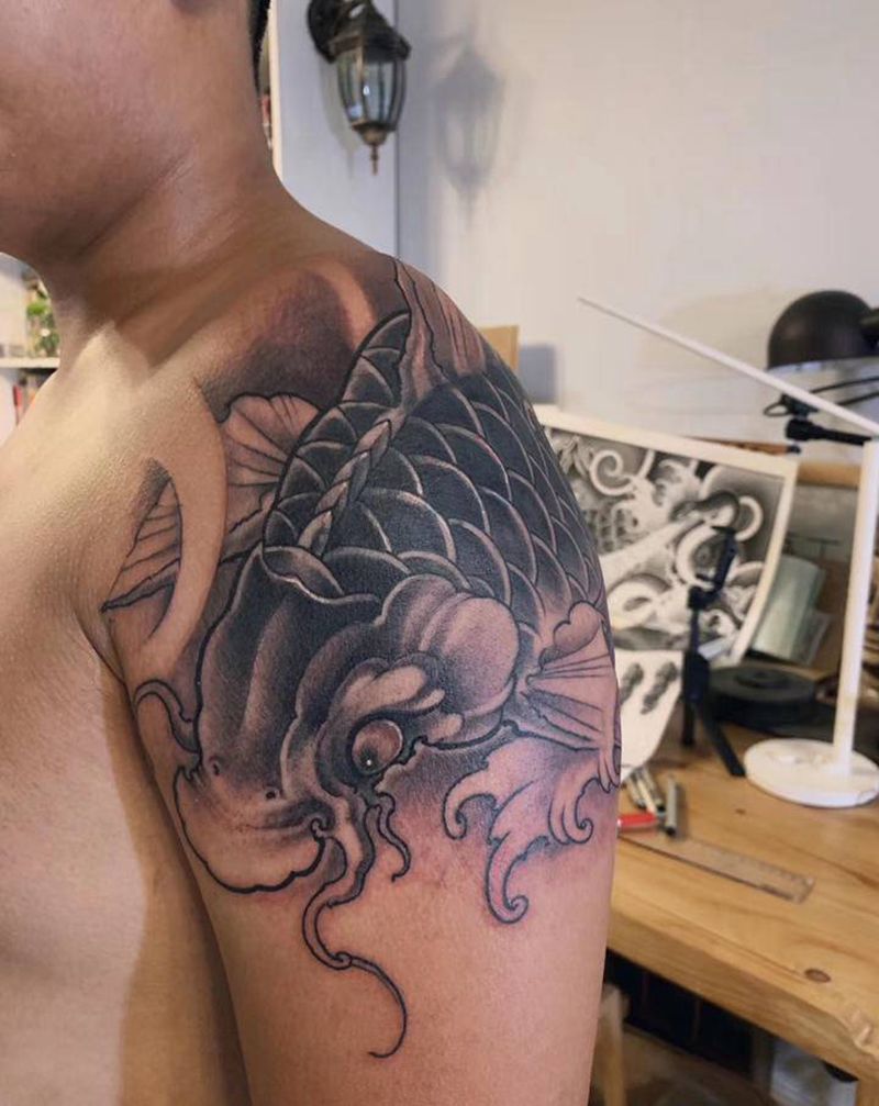 覆盖鲤鱼纹身图片_肩部新传统纹身图案