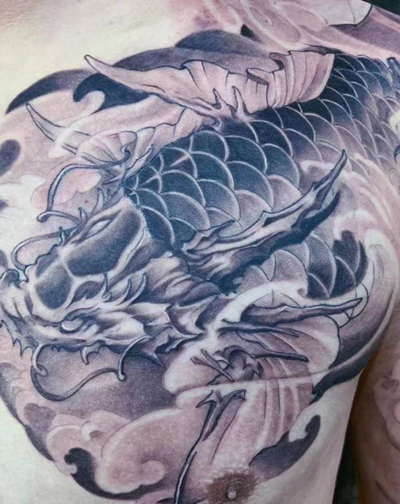 鱼纹身图片_胸部新传统纹身图案