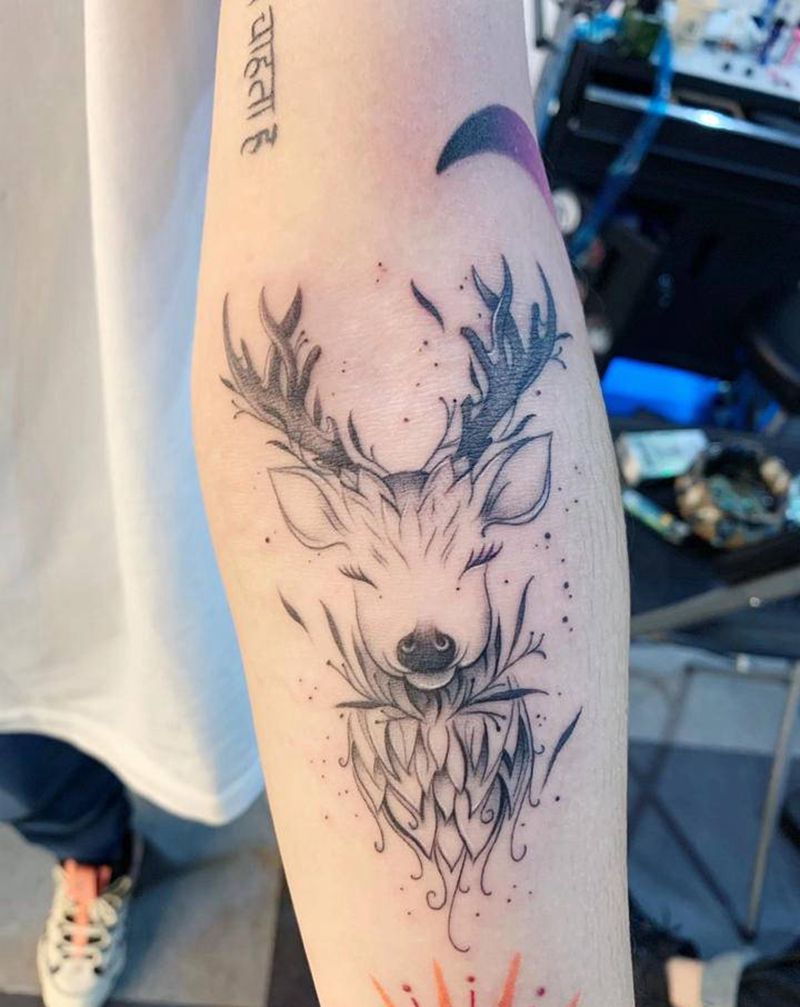 微笑小鹿纹身图片_手臂几何纹身图案