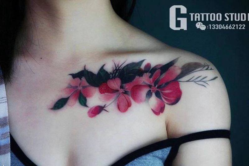 花遮盖纹身图片_肩部水彩纹身图案