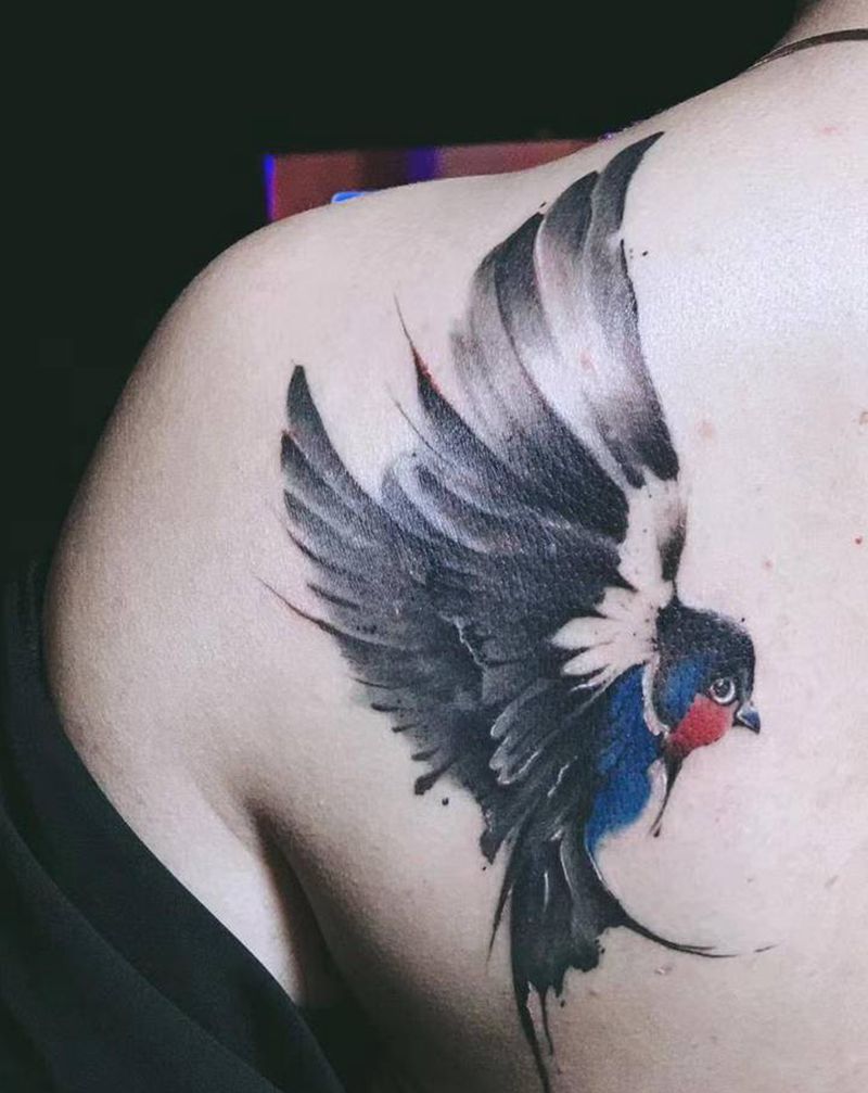 燕子纹身图片_背部水墨纹身图案