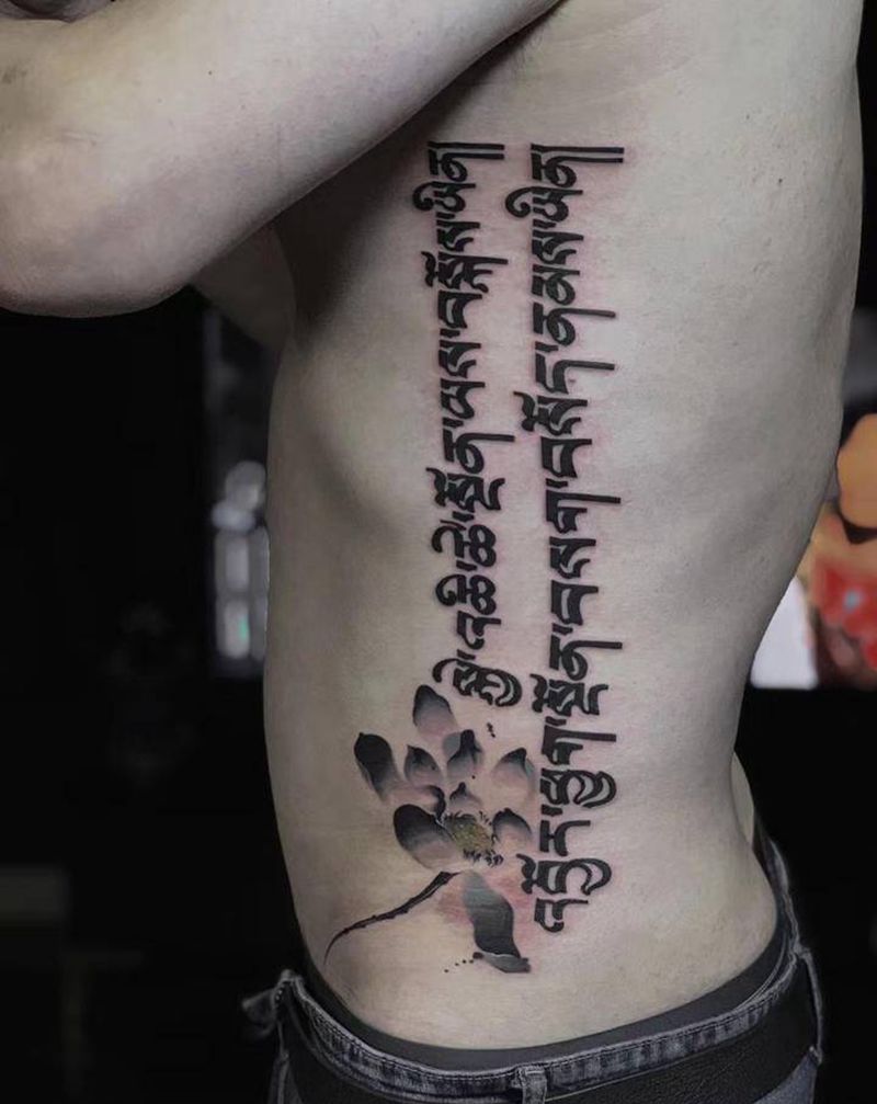 藏文水墨莲花纹身图片_腹部水墨纹身图案