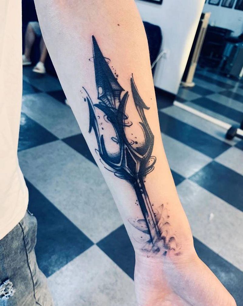 三叉戟遮盖纹身图片_手臂几何纹身图案