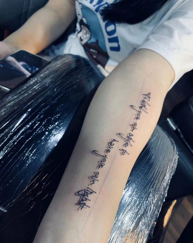 字母纹身图片_手臂点刺纹身图案