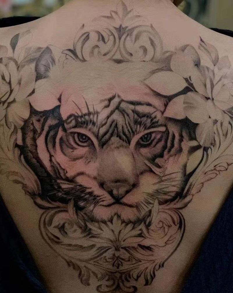 还未完成纹身图片_背部欧美写实纹身图案