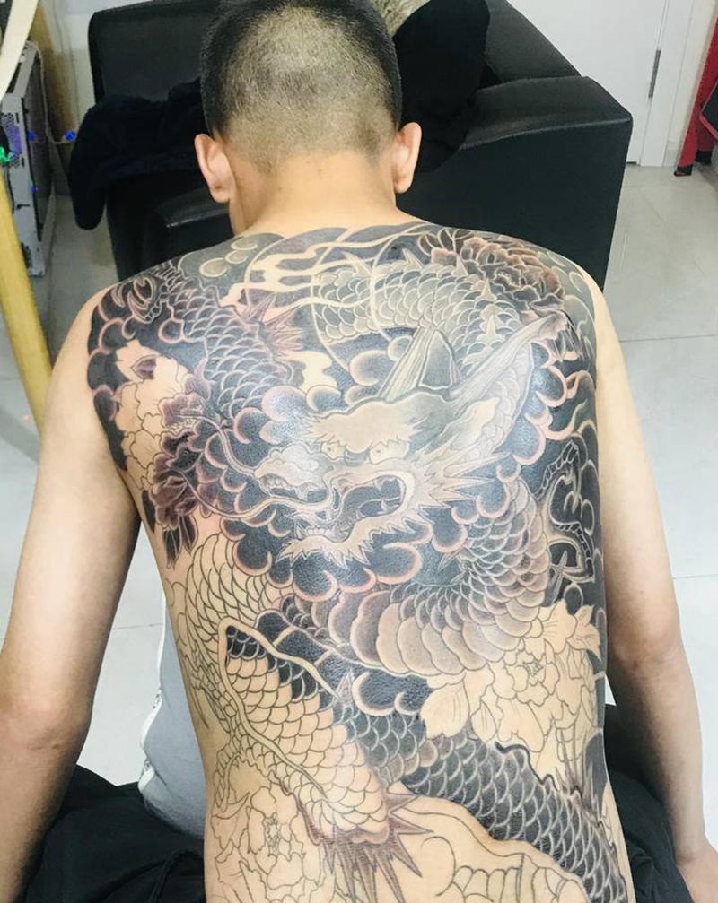 满背龙纹身图片_老传统满背纹身图案