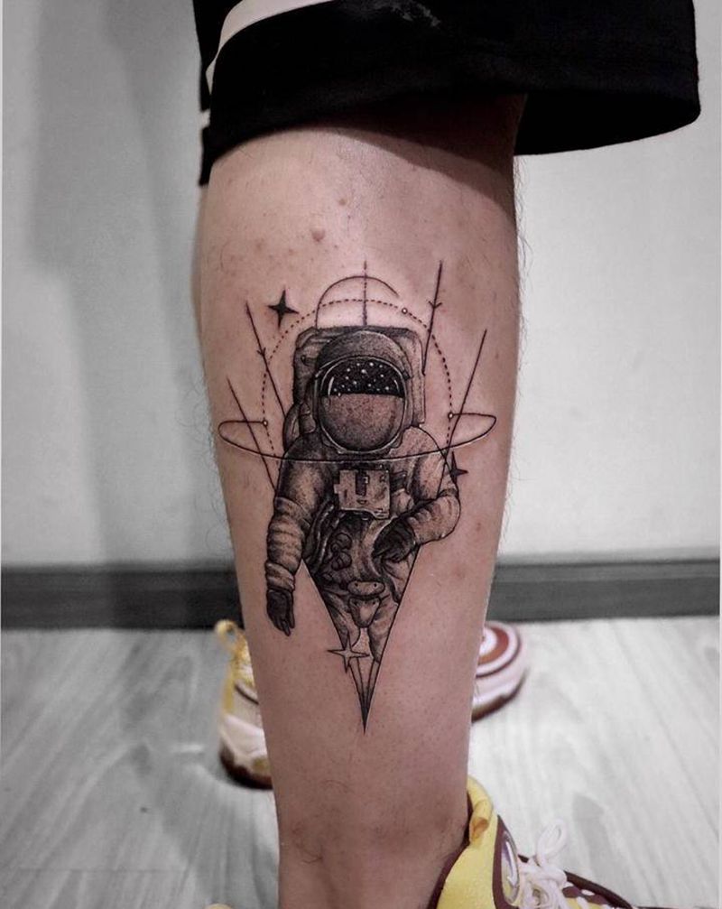 宇航员纹身图片_腿部几何点刺宇航员纹身图案
