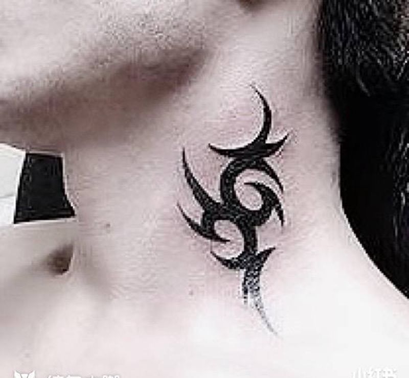 脖子图腾纹身图片_颈部纹身图案