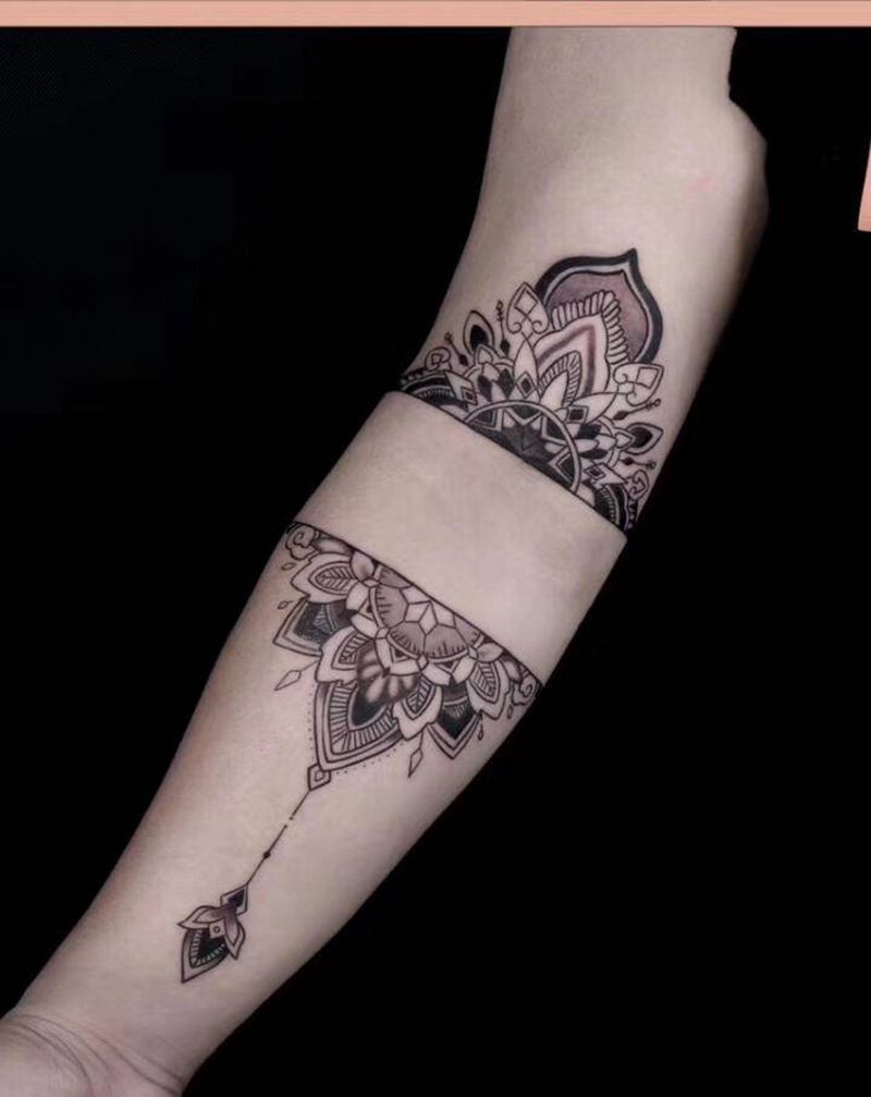 曼陀罗纹身图片_点刺几何曼陀罗纹身图案